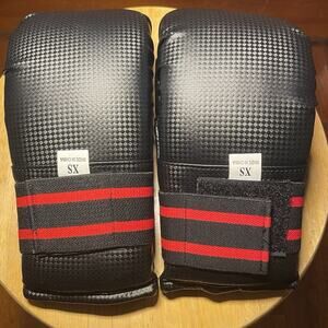 Martial Arts Training Gloves for Sparring & Grappling - Black - size XS - New